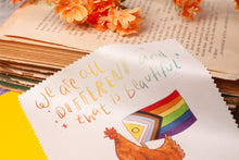Lade das Bild in den Galerie-Viewer, Microfasertuch - Pride Huhn - Different and thats beautiful - LGBTQIA+ - für Brillen, Handys, Objektive - Eigene Illustration
