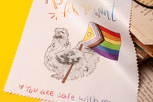 Lade das Bild in den Galerie-Viewer, Microfasertuch - Pride Huhn - kiss whoever the fck you want - LGBTQIA+ - für Brillen, Handys, Objektive - Eigene Illustration
