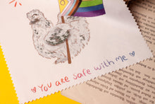 Lade das Bild in den Galerie-Viewer, Microfasertuch - Pride Huhn - kiss whoever the fck you want - LGBTQIA+ - für Brillen, Handys, Objektive - Eigene Illustration
