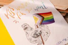 Lade das Bild in den Galerie-Viewer, Microfasertuch - Pride Huhn - kiss whoever the fck you want - LGBTQIA+ - für Brillen, Handys, Objektive - Eigene Illustration
