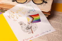 Lade das Bild in den Galerie-Viewer, Microfasertuch - Pride Huhn - kiss whoever the fck you want - LGBTQIA+ - für Brillen, Handys, Objektive - Eigene Illustration
