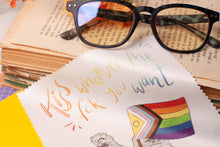 Lade das Bild in den Galerie-Viewer, Microfasertuch - Pride Huhn - kiss whoever the fck you want - LGBTQIA+ - für Brillen, Handys, Objektive - Eigene Illustration
