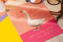 Lade das Bild in den Galerie-Viewer, Reinigungstuch - Gans - Erstmal weinen - Microfasertuch für Brillen, Handys und Objektive - Eigene Illustration - Lustiger Spruch Mut machen
