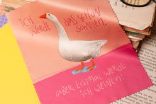 Lade das Bild in den Galerie-Viewer, Reinigungstuch - Gans - Erstmal weinen - Microfasertuch für Brillen, Handys und Objektive - Eigene Illustration - Lustiger Spruch Mut machen
