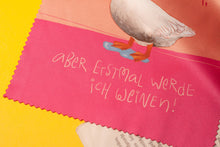 Lade das Bild in den Galerie-Viewer, Reinigungstuch - Gans - Erstmal weinen - Microfasertuch für Brillen, Handys und Objektive - Eigene Illustration - Lustiger Spruch Mut machen
