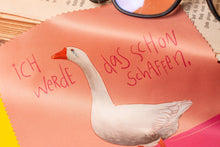 Lade das Bild in den Galerie-Viewer, Reinigungstuch - Gans - Erstmal weinen - Microfasertuch für Brillen, Handys und Objektive - Eigene Illustration - Lustiger Spruch Mut machen
