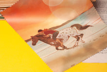Lade das Bild in den Galerie-Viewer, Reinigungstuch - Strandausritt - Reiterin am Strand - Appaloosa - Microfasertuch für Brillen, Handys und Objektive - Eigene Illustration
