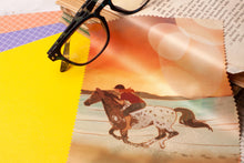 Lade das Bild in den Galerie-Viewer, Reinigungstuch - Strandausritt - Reiterin am Strand - Appaloosa - Microfasertuch für Brillen, Handys und Objektive - Eigene Illustration
