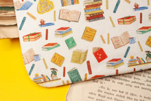 Lade das Bild in den Galerie-Viewer, Reißverschlusstasche mit Büchern - kleine Baumwoll Tasche mit Anhänger - Selbst illustriert und genäht - Handarbeit
