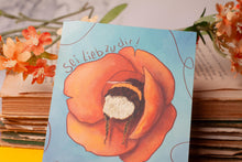 Lade das Bild in den Galerie-Viewer, Postkarte - Hummel in Mohnblume - Naturpapier - Schlafende Hummel - Mit Spruch Affirmation Mut machen - Eigene Illustration
