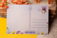 Lade das Bild in den Galerie-Viewer, Postkarte - Hummel in Mohnblume - Naturpapier - Schlafende Hummel - Mit Spruch Affirmation Mut machen - Eigene Illustration
