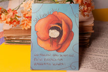 Lade das Bild in den Galerie-Viewer, Postkarte - Hummel in Mohnblume - Naturpapier - Schlafende Hummel - Mit Spruch Affirmation Mut machen - Eigene Illustration
