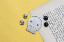 Lade das Bild in den Galerie-Viewer, Emaille Pin - Eichhörnchen - Schneekugel Kollektion - Glitzer
