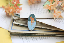 Lade das Bild in den Galerie-Viewer, Emaille Pin - First Snow
