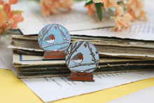 Lade das Bild in den Galerie-Viewer, Emaille Pin - Rotkehlchen - Schneekugel Kollektion - Glitzer
