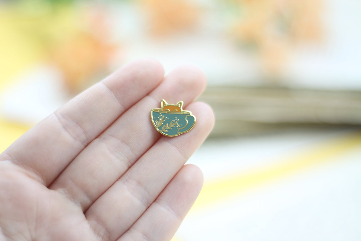 Emaille Pin - Minipin - cat in a cup - Türkis/Orange
